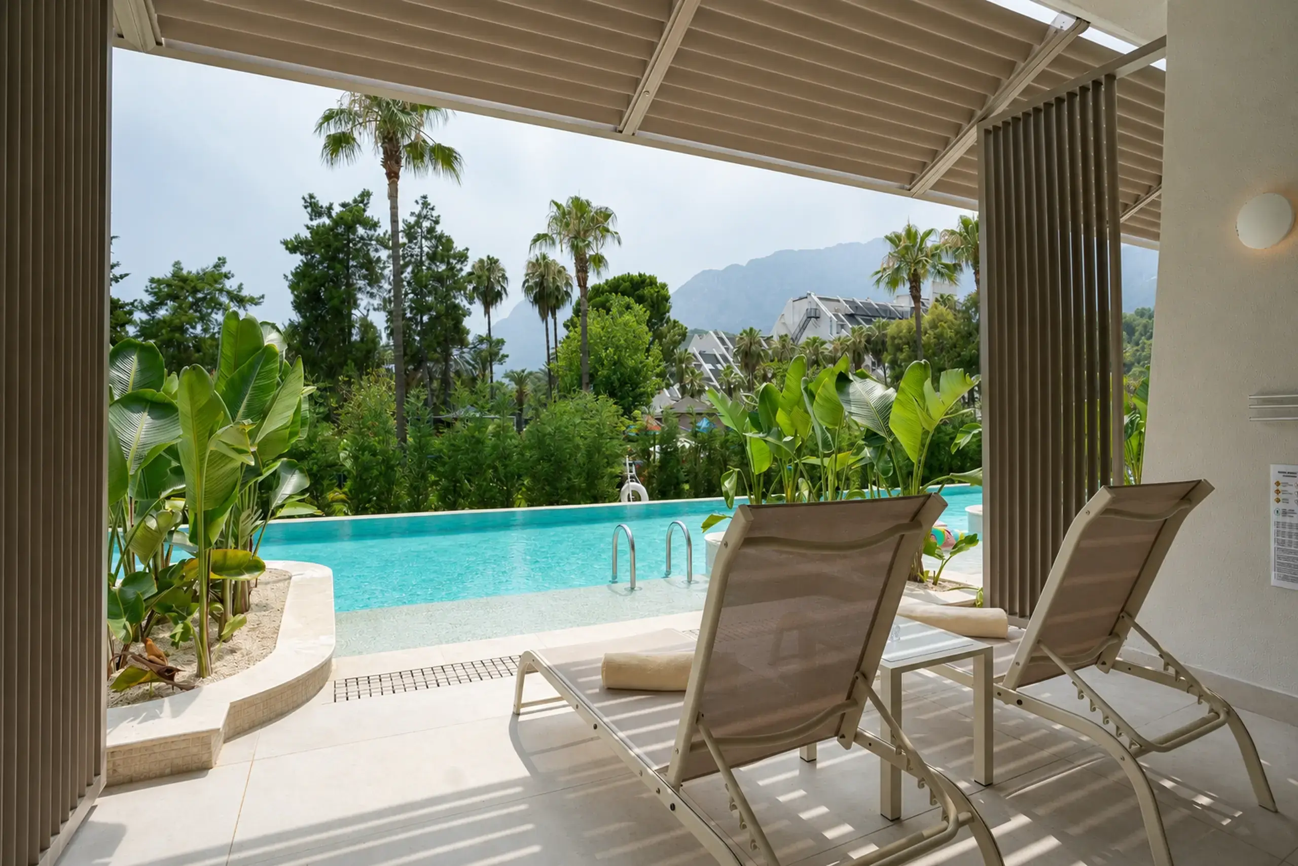 ana bina deluxe swim-up (5)